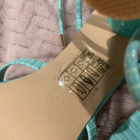 MISS LOLA SHOES - Picture 3 of 4